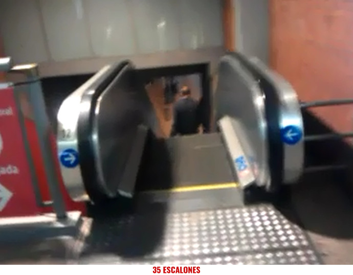 Foto de flechas en escaleras mecánicas paradas en la Estación de Atocha Cercanías-Renfe de Madrid
