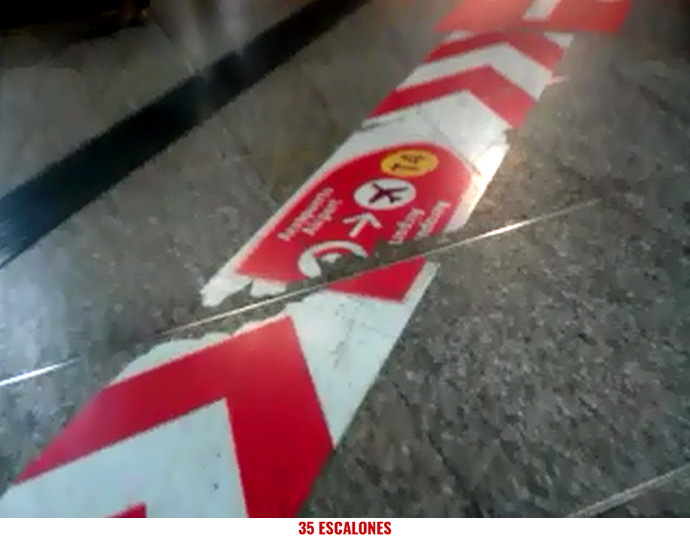 Foto señales en el suelo apuntando la Terminal 4 del Aeropuerto en la Estación de Atocha Cercanías-Renfe de Madrid